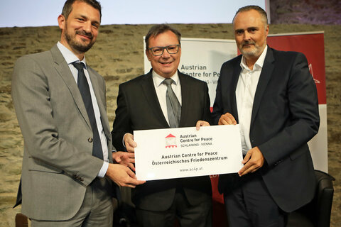 Das Österreichische Friedenszentrum wurde heute Abend offiziell in Austria Centre for Peace umbenannt. Landeshauptmann Hans Peter Doskozil (r.), Austria Centre for Peace-Präsident Bundesminister außer Dienst Norbert Darabos und Direktor Moritz Ehrmann (l.) präsentierten den neuen Namen auf Burg Schlaining.