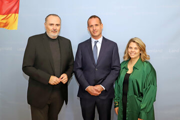 (v.l.) Landeshauptmann Hans Peter Doskozil mit dem Leiter des Büros für Artists in Residence-Projekte, Max Biskup und Mag.a Claudia Priber, Abteilungsvorständin der Abteilung 7 Kultur.