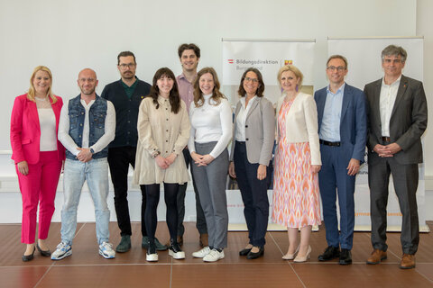 Landesrätin Mag.a (FH) Daniela Winkler, wHRin Mag.a Sandra Steiner, Stv. Bildungsdirektorin und Leiterin des Präsidialbereichs der Bildungsdirektion Burgenland, HR Mag. Jürgen Neuwirth, Leiter des Bereichs Pädagogischer Dienst der Bildungsdirektion Burgenland, mit den Pädagog*innen des Bezirks Neusiedl am See, die ein Neuanstellungsdekret erhalten haben.