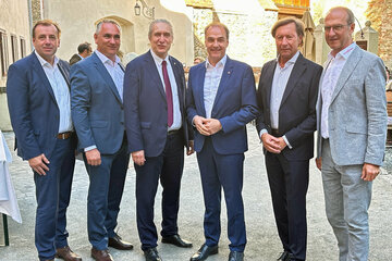 NAbg. Christian Drobits, Stadtschlainings Bürgermeister Markus Szelinger, KLANGfrühling-Intendant Gerhard Krammer, Landesrat Dr. Leonhard Schneemann, 3. LT-Präsident Mag. Kurt Maczek und KLANGfrühling-Geschäftsführer Werner Glösl.