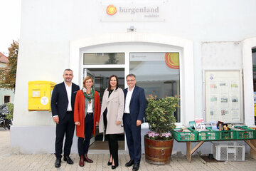 Vor dem neu eröffneten Standort der Mobilitätszentrale Burgenland in der Fanny Elßler-Gasse nahe der Fußgängerzone. V.l. LR Mag. Heinrich Dorner, DI Christine Zopf-Renner, Leiterin der Mobilitätszentrale, LH-Stv.in Mag.a Astrid Eisenkopf, Mag. Michael Gerbavsits, GF der Wirtschaftsagentur Burgenland GmbH