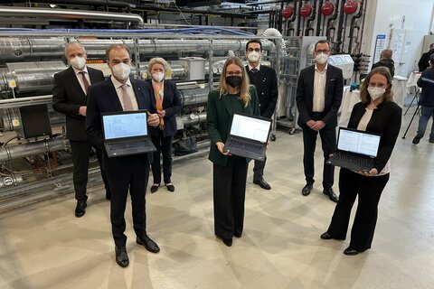 Fachhochschule Burgenland-Geschäftsführer Georg Pehm, Landesrat Leonhard Schneemann, Forschung Burgenland-Aufsichtsratsvorsitzende Gabriele Ambros, Bundesministerin Margarete Schramböck, CDG-Präsident Martin Gerzabek und Reinhard Czerny, Finanzvorstand der Energie Burgenland, sowie Doris Rixrath, Leiterin des Josef Ressel Zentrums für vernetzte Systembewertung einer nachhaltigen Energieversorgung in Pinkafeld;