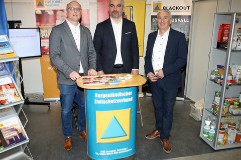 Landesrat Mag. Heinrich Dorner und Oberwarts Vizebürgermeister Michael Leitgeb (v.l.) besuchten auch den Stand des Burgenländischen Zivilschutzverbandes (l., Geschäftsführer Martin Bierbauer).