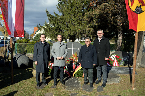 Nationalratsabgeordneter Nikolaus Berlakovich, Landtagspräsident Robert Hergovich, Vorsitzender des Volksgruppen-Beirates der Roma Emmerich Gärtner-Horvath und Landesrat Heinrich Dorner (v.l.) vor dem Mahnmal für Roma und Sinti in Lackenbach.