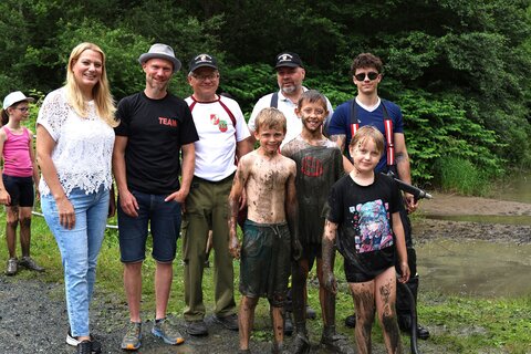 Nach dem Lauf durch Schlamm und Hindernisse sorgten Mitglieder der Feuerwehr für eine erfrischende Reinigung der jungen Teilnehmerinnen und Teilnehmer.