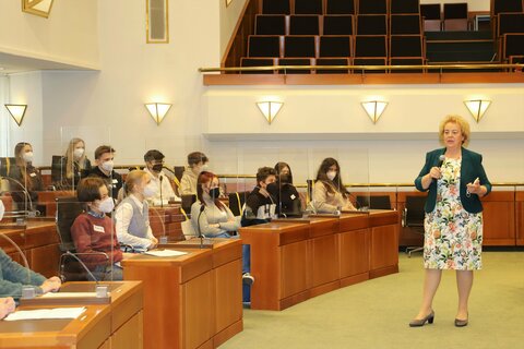 Landtagspräsidentin Verena Dunst begrüßte Schülerinnen und Schüler des Gymnasiums Kurzwiese zum heutigen „Jugend im Landtag“.