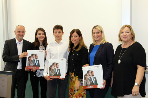 Bildungsdirektor Mag. Heinz Josef Zitz, Sarah (Schülerin der JusHAK Eisenstadt), Jonas (Schüler der JusHAK Eisenstadt), Dipl-Päd. Monika Guszich (HAK Eisenstadt), Bildungslandesrätin Daniela Winkler und Mag. Johanna Dorner-Resch (Direktorin der HAK Eisenstadt