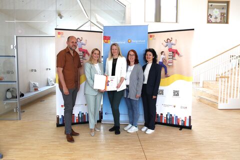 Bildungslandesrätin Daniela Winkler, Daniel Karacsonyi, Projektkoordinator und Christine Schlaffer, SQM für Oberpullendorf bei der Übergabe des Lesegütesiegels.