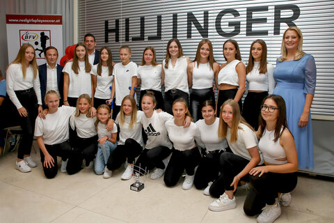 Bildungslandesrätin Daniela Winkler mit dem Mädchenteam des ASV Drassburg, das zum beliebtesten Nachwuchsteam gewählt wurde