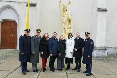 Landespolizeidirektor-Stv. Werner Fasching, Militärkommandant Gernot Gasser, Landesrätin Daniela Winkler, Landtagspräsident Robert Hergovich mit Gattin Slivia, Landeshauptmann-Stellvertreterin Astrid Eisenkopf und Landesrat Leonhard Schneemann