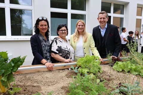 Christina Schlaffer, Schulqualitätsmanagerin Bezirk Oberpullendorf, Bildungslandesrätin Daniela Winkler, Direktion Eva Reumann und Geschäftsführer BUZ Neutal Christian Vlasich vor dem Gemüsebeet der Mittelschule Horitschon, das im Mittelpunkt des innovativen Projekts „Smart Farming & Green Energy“ steht.
