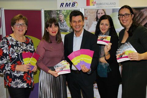 Soziallandesrat Christian Illedits, Bezirkshauptmann-Stellvertreter Mag. Werner Karner, die Journalistin Mag. Ursula Neubauer und die Fotografin Birgit Machtinger sowie anwesende VertreterInnen des RMB bzw. des AMS bei der Eröffnung der Wanderausstellung „Pflege ist mein Alltag“ in der Bezirkshauptmannschaft Mattersburg