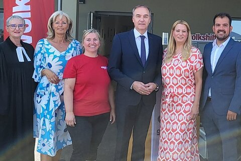Landesrat Dr. Leonhard Schneemann, Regierungskoordinator Robert Hergovich, Volkshilfe-Burgenland-Präsident Thomas König und der Golser Bürgermeister LAbg. Kilian Brandstätter bei der Eröffnung des Pflegestützpunktes Gols.
