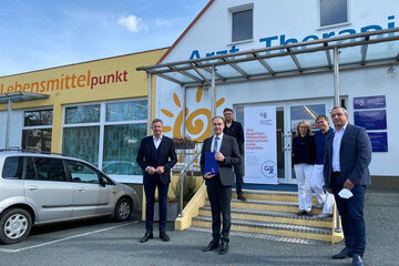 Landesrat Leonhard Schneemann besuchte gemeinsam mit LAbg. Ewald Schnecker, Bürgermeister Franz Josef Kern, Gemeinde St. Martin an der Raab und Bürgermeister Helmut Samt, Gemeinde Minihof-Liebau, das Gesundheitszentrum "Lebensmittelpunkt" in Minihof-Liebau