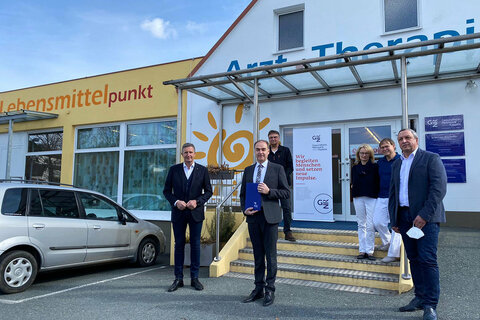 Landesrat Leonhard Schneemann besuchte gemeinsam mit LAbg. Ewald Schnecker, Bürgermeister Franz Josef Kern, Gemeinde St. Martin an der Raab und Bürgermeister Helmut Samt, Gemeinde Minihof-Liebau, das Gesundheitszentrum "Lebensmittelpunkt" in Minihof-Liebau