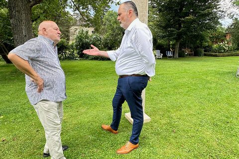 Landeshauptmann Hans Peter Doskozil (rechts im Bild) im Gespräch mit Harro Pirch.