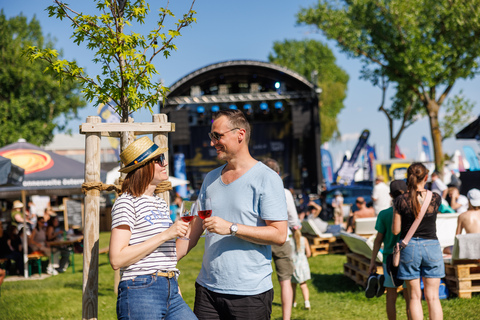 Das See Opening 2025 im Burgenland hat einmal mehr seine Bedeutung als Saisonauftakt unter Beweis gestellt. Trotz durchwachsenen Wetters am ersten Wochenende und eines verregneten Sonntags zum Abschluss genossen heuer wieder mehr als 45.000Besucher:innen das vielfältige Programm und die einzigartigen Kulissen des Neusiedler Sees und Neufelder Sees.