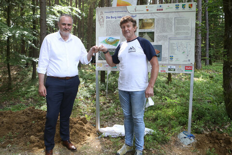Landeshauptmann Hans Peter Doskozil mit dem Wolfauer Extrem-Bergsteiger Hans Goger (v. l.)