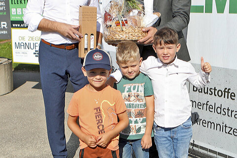 Landesrat Heinrich Dorner (hinten rechts, im Bild mit Bürgermeister Jürgen Zimara) bekam von den Kindern ein Geschenk überreicht.