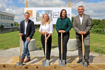 Thomas Rosner, PEB (Projektleitung Nord) mit Vize-Bürgermeisterin Rita Stenger, LH-Stv.in Astrid Eisenkopf und Infrastrukturlandesrat Heinrich Dorner