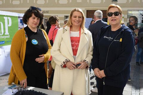 Frauenlandesrätin Mag.a (FH) Daniela Winkler mit Mag.a Elke Aufner-Hergovich (r.), Geschäftsführerin Frauenservicestelle Mattersburg u. Eisenstadt, und Elisabeth Roller (l.), StoP Nordburgenland