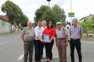 Freuen sich über Zuzügler „Seppl“: v.l.: Herbert Thiesz, „Baumeister“ des Storchennests, Bgm. Jürgen Karall, Christian Draxler, Gemeindevorstand, LRin Astrid Eisenkopf, Josef Schmid, „Seppl-Entdecker“ (anhand seines Fotos konnte Herkunft identifiziert werden), Dr. Andreas Ranner, Storchenexperte des Landes