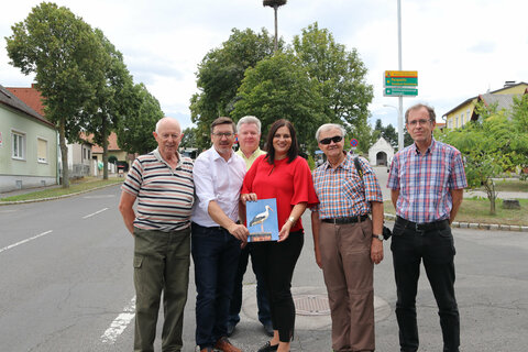 Freuen sich über Zuzügler „Seppl“: v.l.: Herbert Thiesz, „Baumeister“ des Storchennests, Bgm. Jürgen Karall, Christian Draxler, Gemeindevorstand, LRin Astrid Eisenkopf, Josef Schmid, „Seppl-Entdecker“ (anhand seines Fotos konnte Herkunft identifiziert werden), Dr. Andreas Ranner, Storchenexperte des Landes