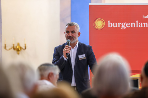 Landesrat Mag. Heinrich Dorner bei seiner Eröffnungsrede anlässlich des Symposiums in der ehemaligen Synagoge in Kobersdorf