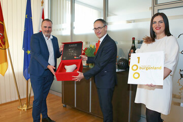 Clusius-Schwerpunkt 100 Jahre Burgenland: Landeshauptmann Hans Peter Doskozil und Landeshauptmann-Stellvertreterin Astrid Eisenkopf übergaben Botschafter Aldrik Gierveld eine Box mit der Vase aus der Werkstatt der Keramikkünstlerin Petra Lindenbauer
