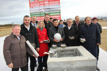 Bei der Grundsteinlegung für das Zentrallagerprojekt des Möbelhauses XXXLutz in Zurndorf wurde eine von Landesrat Christian Illedits in Vertretung von Landeshauptmann Hans Peter Doskozil, Landeshauptmann a.D. Hans Niessl, Landesrätin Mag.a (FH) Daniela Winkler, Landesrat Heinrich Dorner, Landesrat MMag. Alexander Petschnig, Bgm. LAbg. Werner Friedl, XXXLutz Unternehmenssprecher Mag. Thomas Saliger und Dr. Alois Knauseder, Leiter der XXXLutz Bauabteilung, unterzeichnete Urkunde in das Fundament einbetoniert