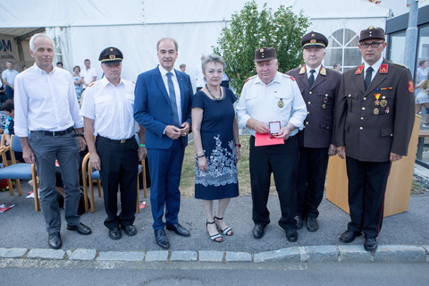 Oberbrandinspektor OBI Helmut Wiesinger (3.v.r.) wurde von OBR Wolfgang Kinelly (2.v.r.) das Verdienstkreuz des Burgenländischen Landesfeuerwehrverbandes verliehen. 1. Vizebürgermeister Gerald Derkits, ABI Peter Putz, Landesrat Dr. Leonhard Schneemann, Bürgermeisterin Renate Habetler und Kommandant OBI Andreas Fleck (v.l.) stellten sich mit Glückwünschen ein.