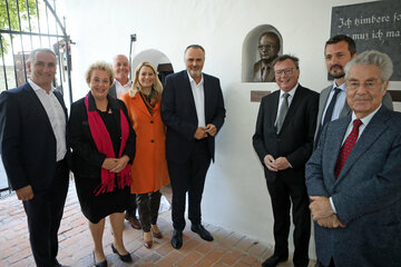 Vor dem Festakt wurde in Erinnerung an den 2019 verstorbenen Gründers des Friedenszentrums, Gerald Mader, eine Büste enthüllt. Am Foto: Landeshauptmann Hans Peter Doskozil (5.v.l.) mit Schlainings Bürgermeister Markus Szelinger, Landtagspräsidentin Verena Dunst, 2. Landtagspräsident Georg Rosner, Bildungslandesrätin Daniela Winkler, Austria Centre for Peace-Präsident Bundesminister außer Dienst Norbert Darabos, Austria Centre for Peace-Direktor Moritz Ehrmann und Bundespräsident außer Dienst Heinz Fischer (v.l.) mit der enthüllten Büste von Gerald Mader.