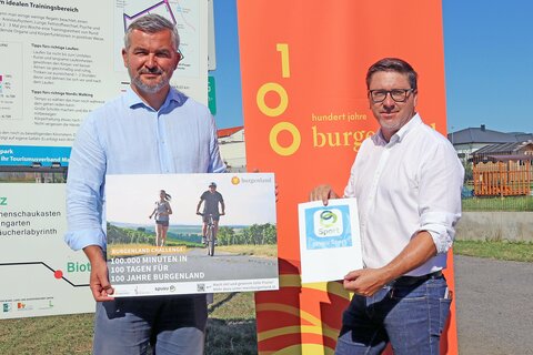 Sportlandesrat Heinrich Dorner und Bürgermeister Jürgen Karall stellen die Initiative 100.000 Bewegungsminuten in 100 Tagen für 100 Jahre Burgenland in der Gemeinde Markt Sankt Martin vor.