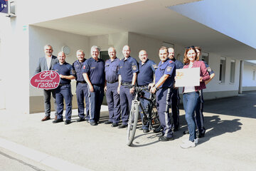 LAndesrat Heinrich Dorner überreicht Polizeiinspektion für Burgenland radelt zur Arbeit den Gewinn