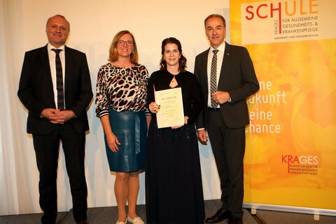 KRAGES-Geschäftsführer Mag. Hubert Eisl, MBA, mit Direktorin DGKP Gabriele Ehrenhöfer, Pflegefachassistentin Tamara Schneider und Landesrat Dr. Leonhard Schneemann (v. l. n. r.);