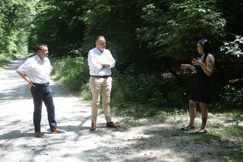 Landeshauptmann Hans Peter Doskozil und Bürgermeister Werner Gabriel ließen sich von Manuela Thurner die Geschichte und aktuellen Fortschritte im Wald bei den Hügelgräbern erklären.