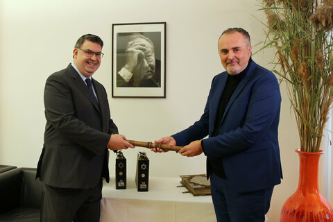 LH Hans Peter Doskozil und IKG-Präsident Oskar Deutsch bei der Vertragsunterzeichnung zur Übergabe des Jüdischen Zentralarchivs an die Israelitische Kultusgemeinde Wien.
