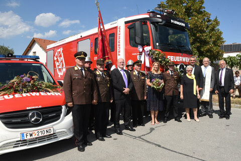 Vor den neuen Fahrzeugen: v.l.: OBR Anton Kandelsdorfer, LBDS Harald Josef Nakovich, Bgm. Ing. Wolfgang Kovacs, Ehren-FW Kdt. ABI Rudolf Dietz, LRin Daniela Winkler, FW Kdt. HBI Gerald Kammerhofer, Patin Elisabeth Madl, LR Heinrich Dorner, Pfarrer MMag. Franz Borenitsch, Vize-Bgm. Franz Husar