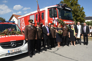 Vor den neuen Fahrzeugen: v.l.: OBR Anton Kandelsdorfer, LBDS Harald Josef Nakovich, Bgm. Ing. Wolfgang Kovacs, Ehren-FW Kdt. ABI Rudolf Dietz, LRin Daniela Winkler, FW Kdt. HBI Gerald Kammerhofer, Patin Elisabeth Madl, LR Heinrich Dorner, Pfarrer MMag. Franz Borenitsch, Vize-Bgm. Franz Husar