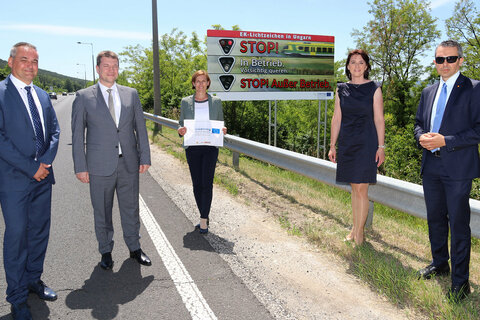 Die neuen Hinweistafeln beim Grenzübergang Sopron-Klingenbach sollen auf die unterschiedliche Bedeutung der Lichtzeichensignale an Eisenbahnkreuzungen in Ungarn hinweisen. V.l. Generaldirektor Szilárd Kövesdi, GYSEV Zrt., Dr. Roland Juhász, Staatssekretär für nationales Vermögen, Regierungsbüro des Ministerpräsidenten, DI Christine Zopf-Renner, Leiterin der Mobilitätszentrale Burgenland, Generaldirektorin-Stv. Dr.in Hana Dellemann, Vorstandsdirektorin Raaberbahn AG, Mag. (FH) Harald Horvath, Geschäftsführer Regionalmanagement Burgenland