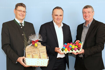 Aus Anlass der bevorstehenden Osterfeiertage überbrachten DI Heinz Schlögl, Obmann der Arbeitsgemeinschaft der Landwirtschaftlichen Geflügelwirtschaft des Burgenlandes, und Ing. Wolfgang Pleier, Burgenländische Landwirtschaftskammer Abteilung Tierzucht, Landeshauptmann Hans Peter Doskozil einen Ostergruß in Form heimischer Geflügelprodukte.