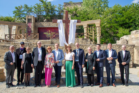 Sport-Austria Präsident Hans Niessl mit Partnerin Anette, Pfarrer Dr. Richard Geier, Spielleiter der Passionsspiele St. Margarethen, Diözesanbischof Dr. Ägidius Zsifkovics, Landesrat Dr. Leonhard Schneemann mit Gattin, Landeshauptmann-Stellvertreterin Anja Haider-Wallner, Superintendent Dr. Robert Jonischkeit mit Superintendentialkuratorin Dr.in Christa Grabenhofer, Nationalratsabgeordneter Christoph Zarits, Dr. Stefan Ottrubay, Vorstandsvorsitzender Esterhazy Privatstiftung, und Generalvikar MMag. Michael Wüger bei der Premiere der Passionsspiele St. Margarethen.