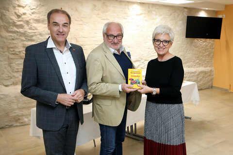 Michael Schottenberg (Mitte), Landesrat Dr. Leonhard Schneemann (l.) und Landtagsabgeordnete Doris Prohaska (v.l.).