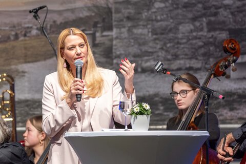 Landesrätin Daniela Winkler bei der Jubiläumsgala in der Mittelschule Neusiedl am See.