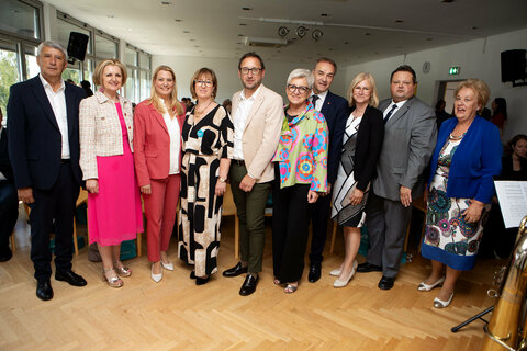 Güssings Bürgermeister Vinzenz Knor, Leiterin des Präsidialbereiches der Bildungsdirektion Burgenland WHRin Mag.a Sandra Steiner, Landesrätin Mag.a (FH) Daniela Winkler, ecole Güssing-Direktorin Mag.a Karin Schneemann, Landtagsabgeordneter Jürgen Dolesch, Landtagsabgeordnete Doris Prohaska, Landesrat Dr. Leonhard Schneemann, Schulqualitätsmanagerin der Bezirke Güssing und Jennersdorf Martina Bugnits, Landtagsabgeordneter Bernd Strobl und Volkshilfe Burgenland-Präsidentin Verena Dunst (v.l.).