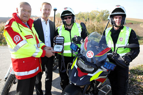 LH-Stv. Johann Tschürtz mit Johann Grillenberger (3. v.l.), Präsident ASBÖ Landesverband Burgenland, ASBÖ-Geschäftsführer Wolfgang Dihanits (3. v.r.), Johann Höttinger (2.v.l.), Vizeweltmeister und Kommandant der Rettungshundestaffel, dem Zillingtaler Bürgermeister Johann Fellinger (l.) und Mitglieder der ASBÖ-Motorradstaffel