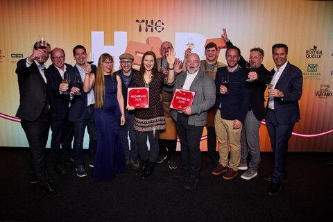 Herbert Oschep (Geschäftsführer Weintourismus Burgenland), Andreas Liegenfeld (Präsident des Bgld. Weinbauverbandes), Christian Zechmeister (GeschäftsführerWein Burgenland), Jacqueline Tappauf (Burgenland Tourismus), Philipp und Cathrin Kroboth (Am Mahrbach), Hannes Tschida (Zum fröhlicher Arbeiter), Thomas Fuchs (Gasthaus Fuchs), Michael Tschida, Winzer Georg Prieler, Kurt Kaiser (CMO Burgenland Tourismus) undDidi Tunkel (Geschäftsführer Burgenland Tourismus) bei der gestrigen MICHELIN Guide Verleihung.