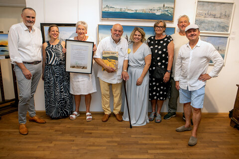 Landeshauptmann Hans Peter Doskozil mit Constanze Pirch, Eva Gold-Pirch und Harro Pirch, KBB-Geschäftsführerin Claudia Priber (Kultur Betriebe Burgenland GmbH), Sabine Kritsch-Schmall, Gerhard Altmann und Manfred Leirer (v.l.).