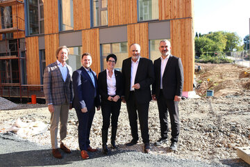 Bürgermeister Kurt Maczek, Vizebürgermeister Adrian Kubat, Jutta Benedek, Geschäftsführerin der Landesimmobilien Burgenland (LIB), Landeshauptmann Hans Peter Doskozil und Landesrat Heinrich Dorner besichtigten anlässlich der Gleichenfeier die Baustelle des Campus Pinkafeld der Hochschule Burgenland.