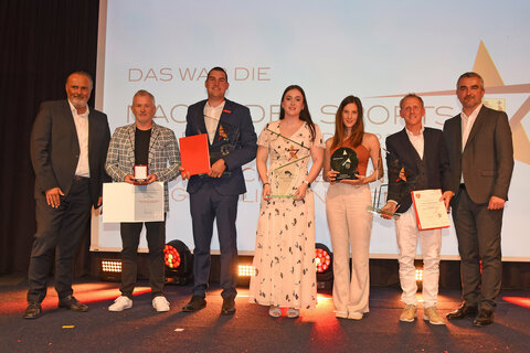 Landeshauptmann Hans Peter Doskozil, Segler Roman Hagara („Großen Goldenen Ehrenzeichen des Burgenlandes“), „Sportler des Jahres“ Bogenschütze Nico Wiener, „Sportlerin des Jahres“ Schwimmerin Lena Grabowski, Snowboarderin Julia Dujmovits („Ehrenpreis des Landeshauptmannes“), „Trainer des Jahres“ Rolf Meixner und Sportlandesrat Heinrich Dorner (Der „Aufsteiger des Jahres“, Fußballprofi Matthias Braunöder, und der Sieger in der Kategorie „Team des Jahres“, Sportschütze Richard Zechmeister, waren vor Ort nicht anwesend)